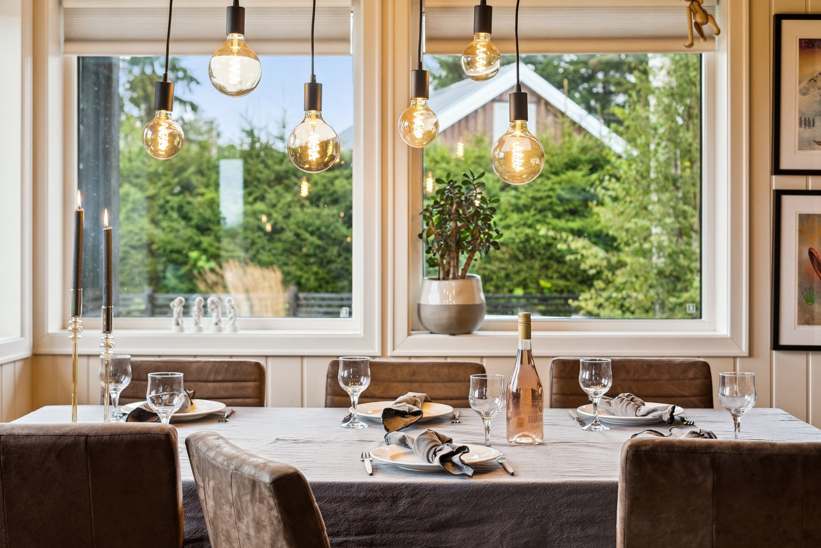 Lys og innbydende spisestue med store vinduer som gir flott utsikt til grøntområder. Perfekt for hyggelige måltider. Galleribilde