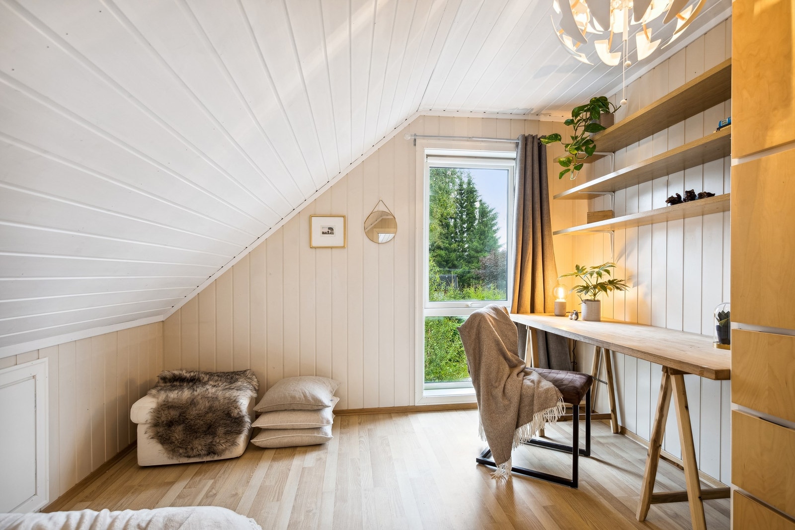 Lyst og innbydende rom med store vindu som gir rikelig med naturlig lys. Galleribilde