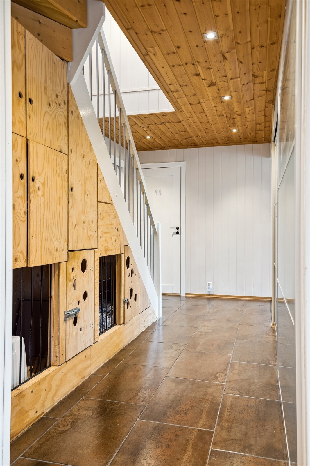 Dagens eier har innredet ett praktisk innvendig hundehus med tilhørende lagringsplass under trappen. Galleribilde