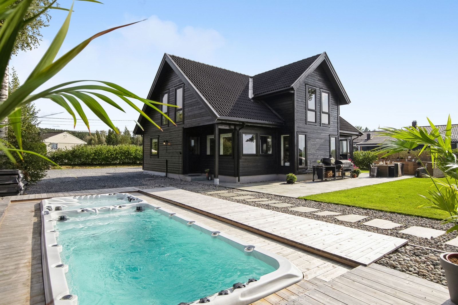 Moderne enebolig med svømmebasseng og velholdt hage, beliggende i et rolig nabolag. Perfekt for barnefamilier. Galleribilde