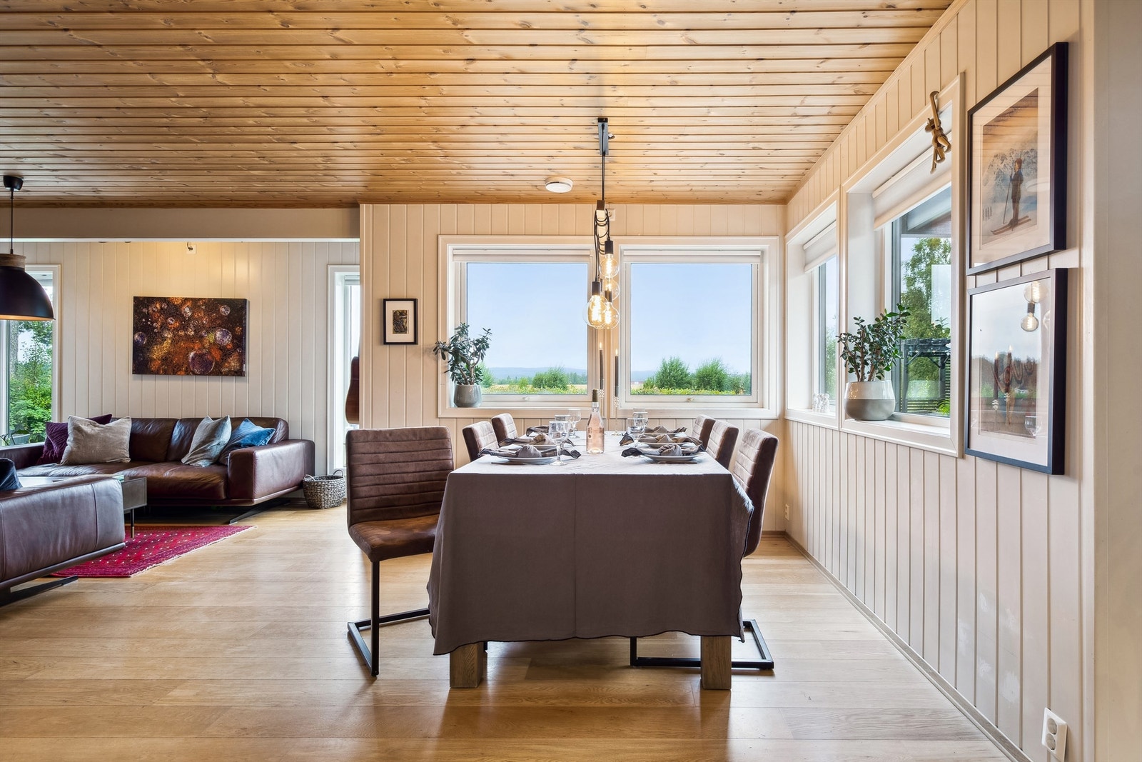 Mange vinduer gir naturlig lys og flott utsikt. Galleribilde