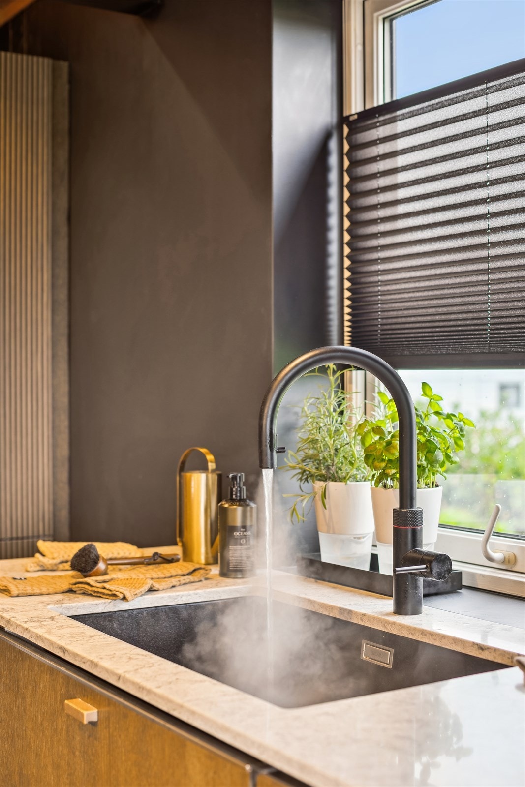 Elegant kjøkken med moderne detaljer som kokende vann rett fra krana.... Galleribilde