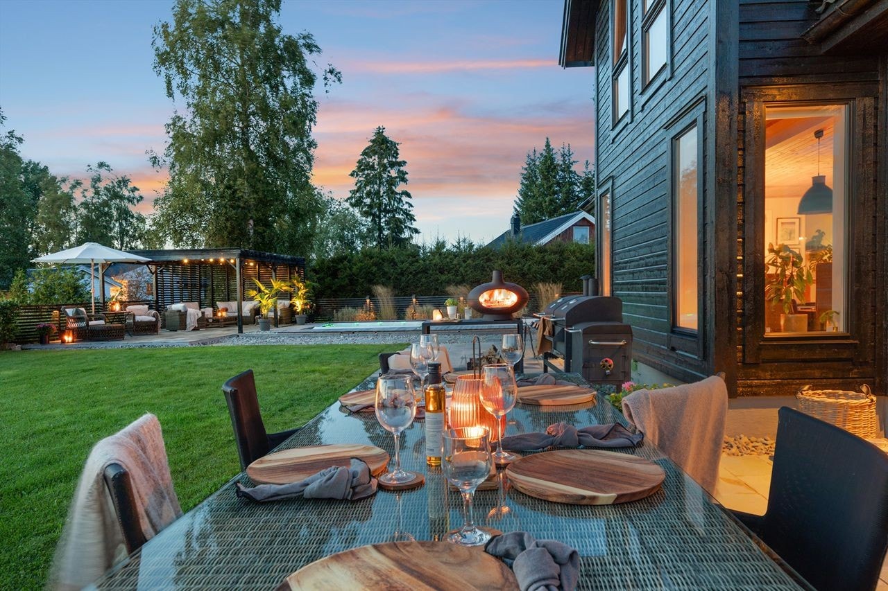 Romslig uteområde med spiseplass, utekjøkken og basseng. Perfekt for sosiale sammenkomster i idylliske omgivelser. Galleribilde