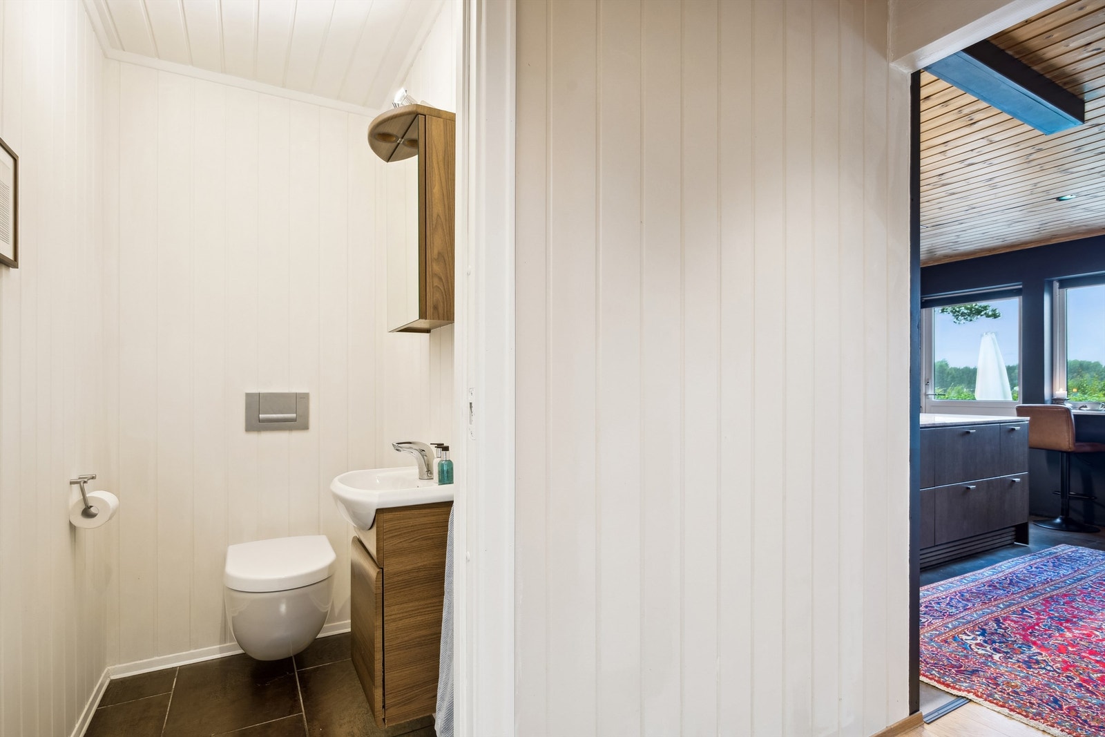 Moderne og stilrent gjestetoalett med praktisk servantløsning. Lyst og innbydende. Galleribilde