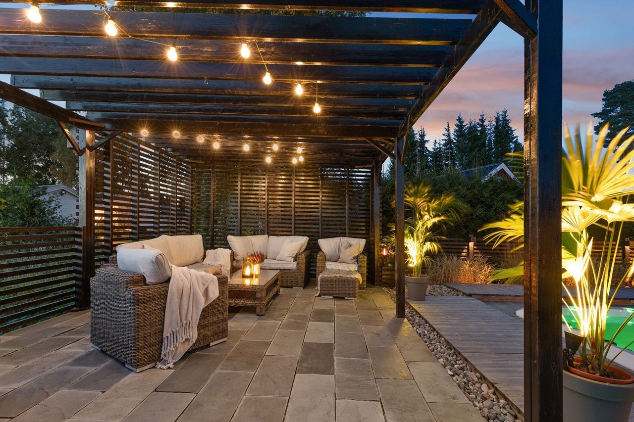 Nyt sommerkveldene i pergolaen Galleribilde