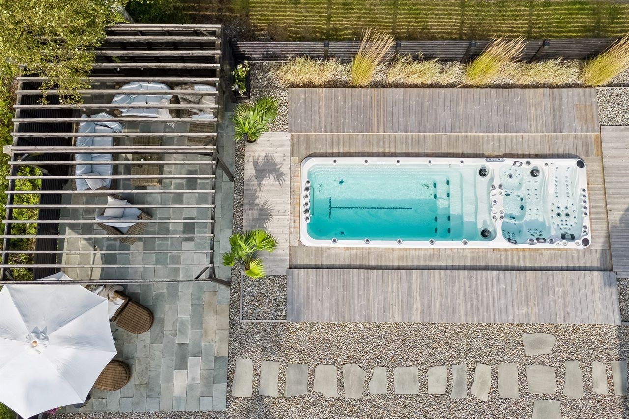 Basseng, jacuzzi og pergola fra fugleperspektiv Galleribilde