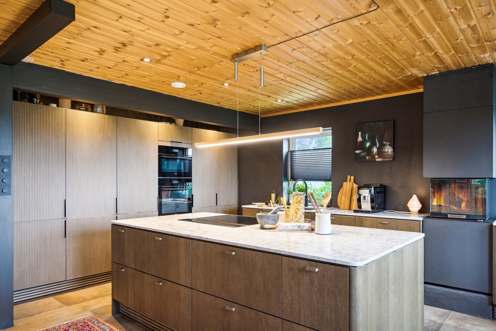 Moderne kjøkken med stilrent design og kvalitetsmaterialer fra Sigdal fra 2022. Det er benkeplate av stein. Galleribilde