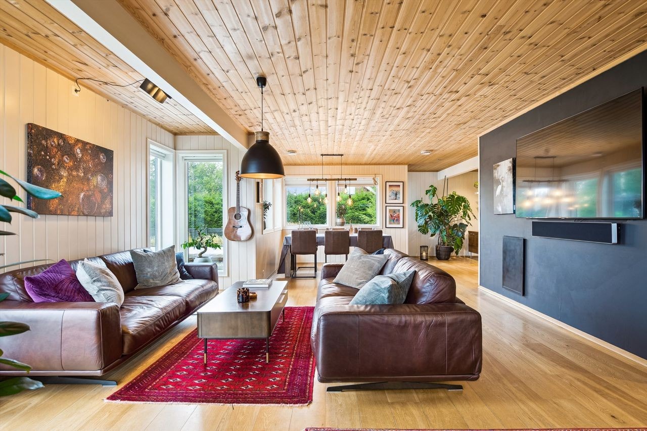 En-stavs parkett på gulvet i stue/spisestue Galleribilde