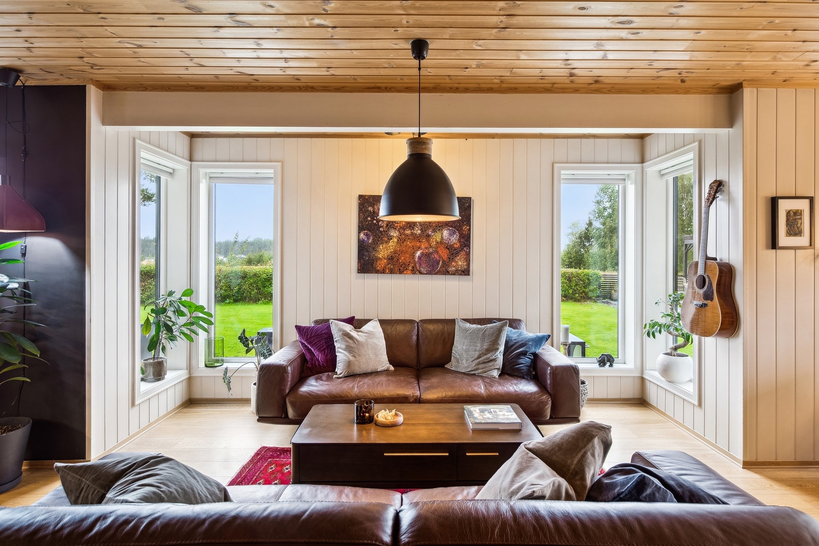 Det er vannboren gulvvarme i hele boligens 1. etasje samt badet i 2. etasje. Galleribilde