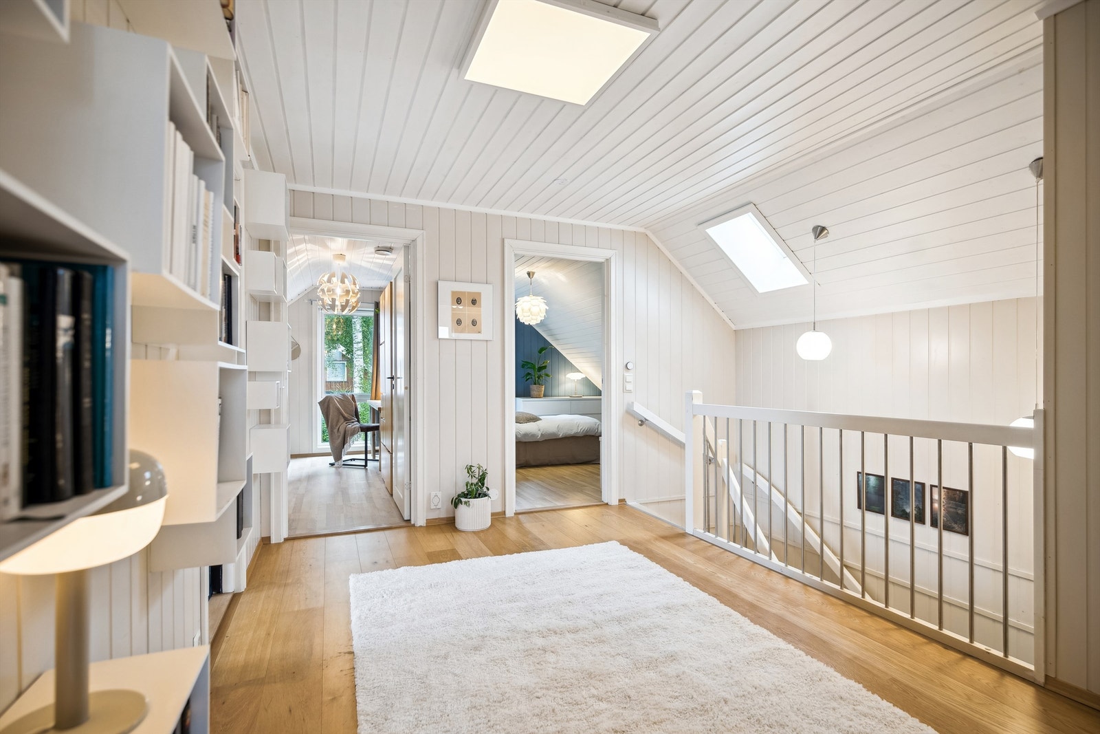 Lys og innbydende trappegang med gjennomgående tregulv og takvinduer som gir rikelig med naturlig lys. Galleribilde