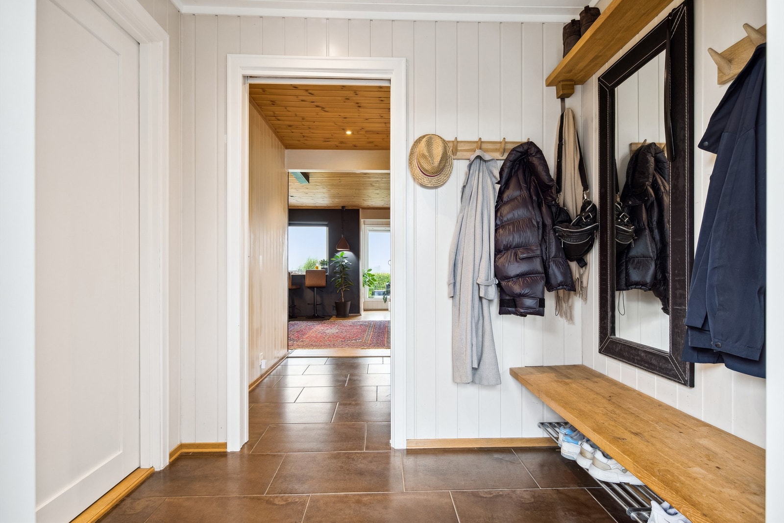 Velkommen inn i Framtunvegen 8 - Her en romslig entré med flislagt gulv. Direkte adkomst til stue og andre oppholdsrom. Velholdt og innbydende. Galleribilde