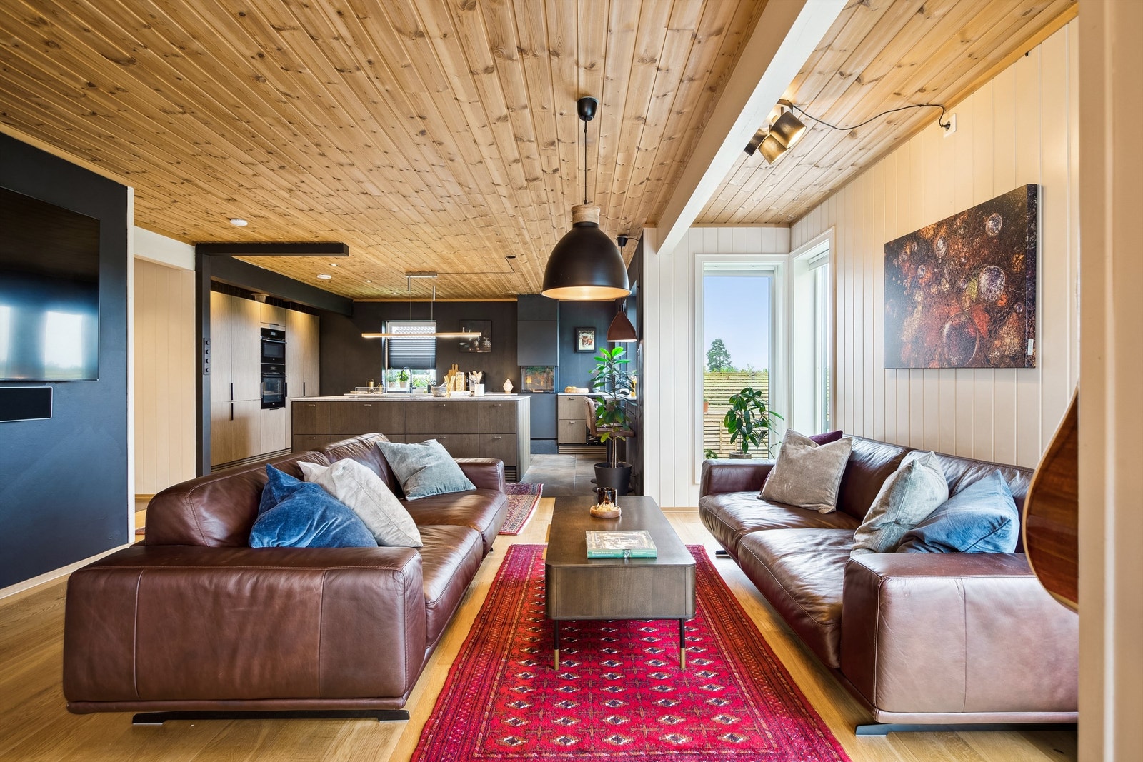 Moderne stue med stilrene detaljer og flotte lysforhold. Perfekt for sosiale sammenkomster og avslapning. Galleribilde