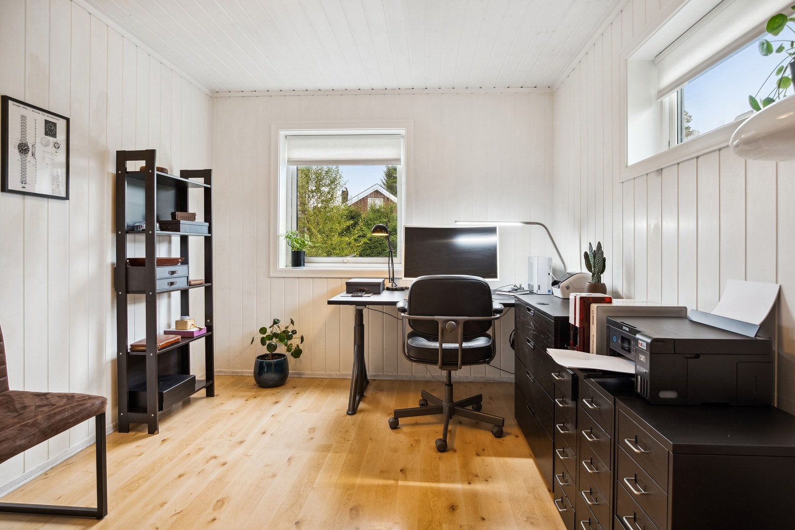 Framtunvegen 8 har hele 5 soverom. Dette soverommet ligger i boligens 1. etasje og har tilknytning til eget bad. Pr i dag benyttes rommet som hjemmekontor. Galleribilde