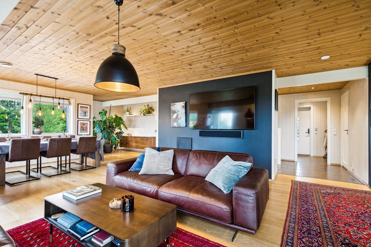 Romslig stue med naturlig lys og åpen planløsning. Ideell for både avslapning og underholdning. Galleribilde