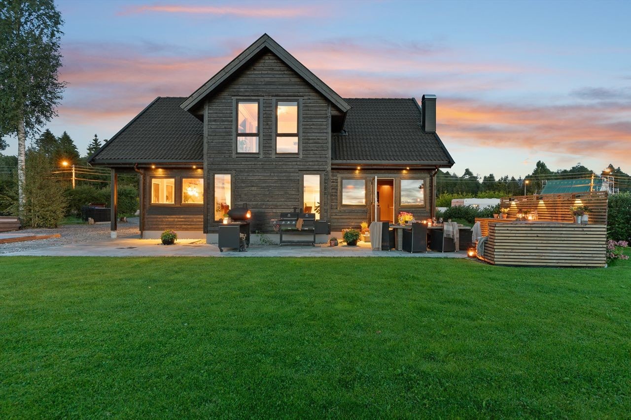 Moderne enebolig, stor hage, og flotte uteområder. Ideell beliggenhet i et fredelig og naturskjønt område. Galleribilde