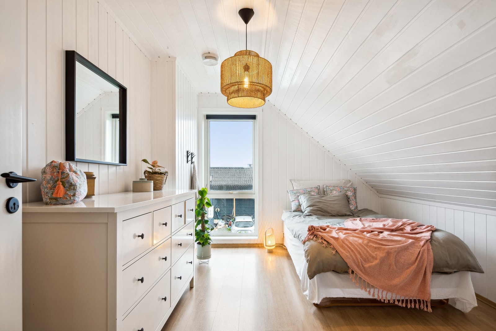 Lyst og innbydende soverom, også her med stort vindu Galleribilde