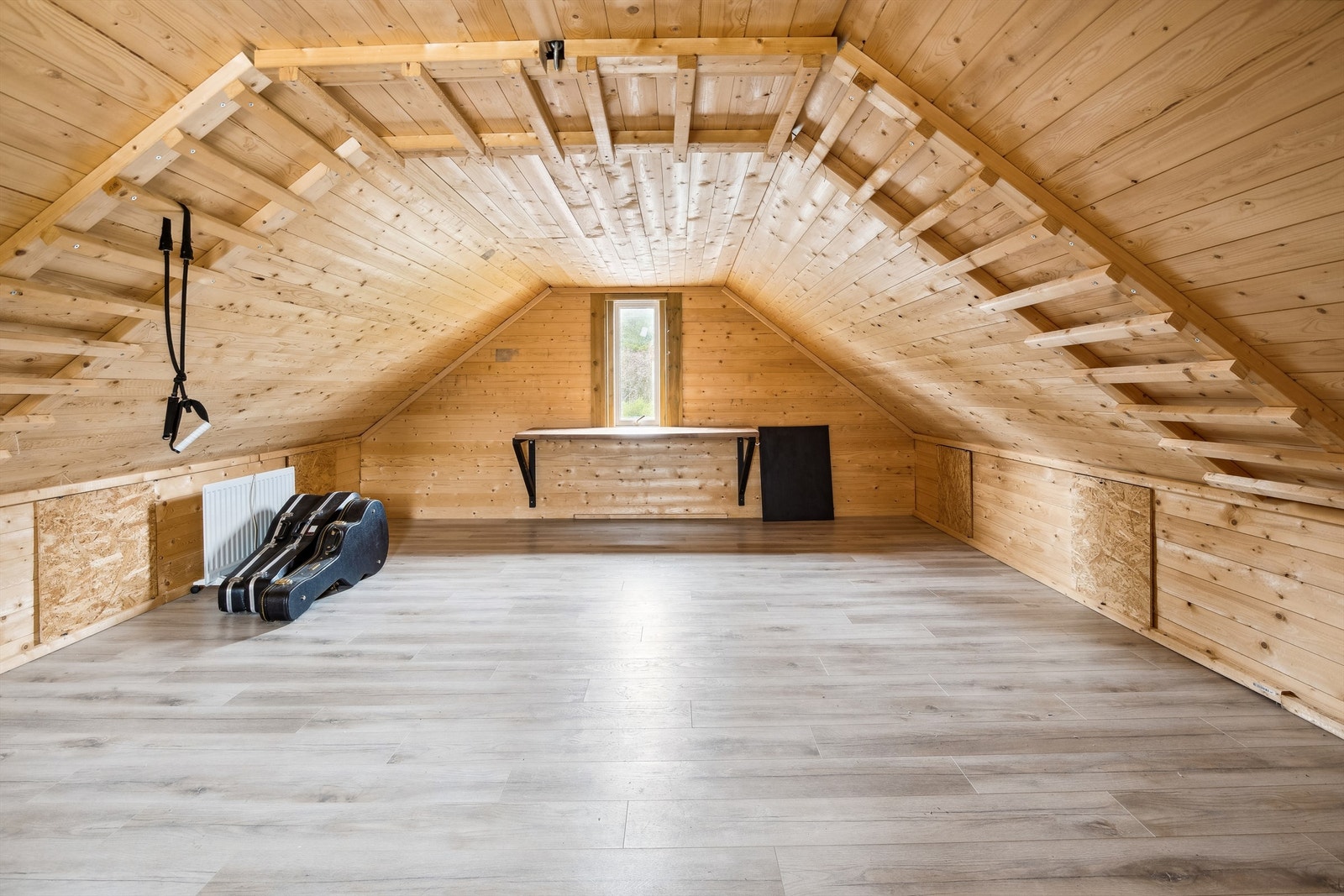 Romslig loft over garasjen. Perfekt for ekstra oppbevaring eller hobbyrom. Takhøyde på 199 cm. Galleribilde