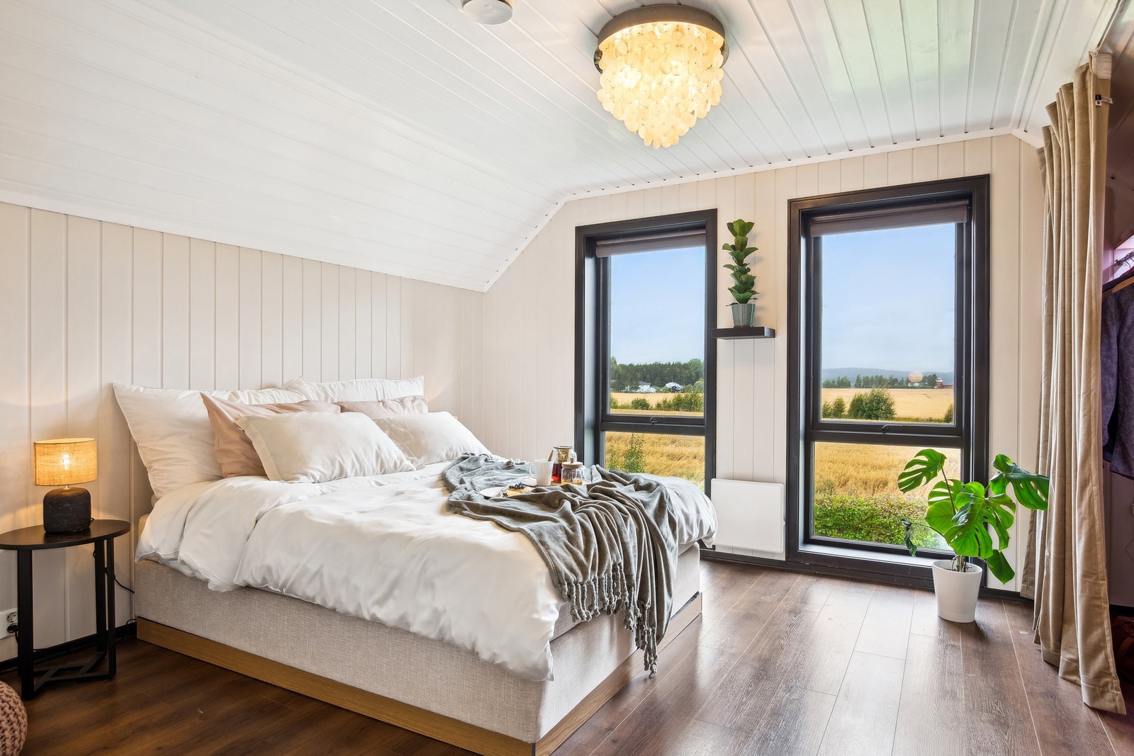 Lyst og romslig soverom med store vinduer og nydelig utsikt over landskapet. Perfekt for avslapning og ro. Galleribilde