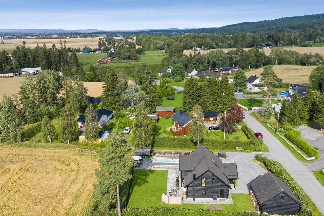 Like bortenfor skogkrullen til venstre i bildet ligger Framtun Barneskole - Kun 300 meter fra eiendommen Galleribilde