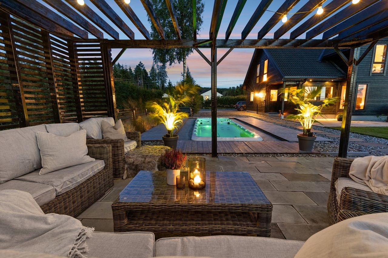 Flott usjenert uteplass med pergola, svømmebasseng, jacuzzi og stemningsfull belysning. Perfekt for rolige kvelder. Galleribilde