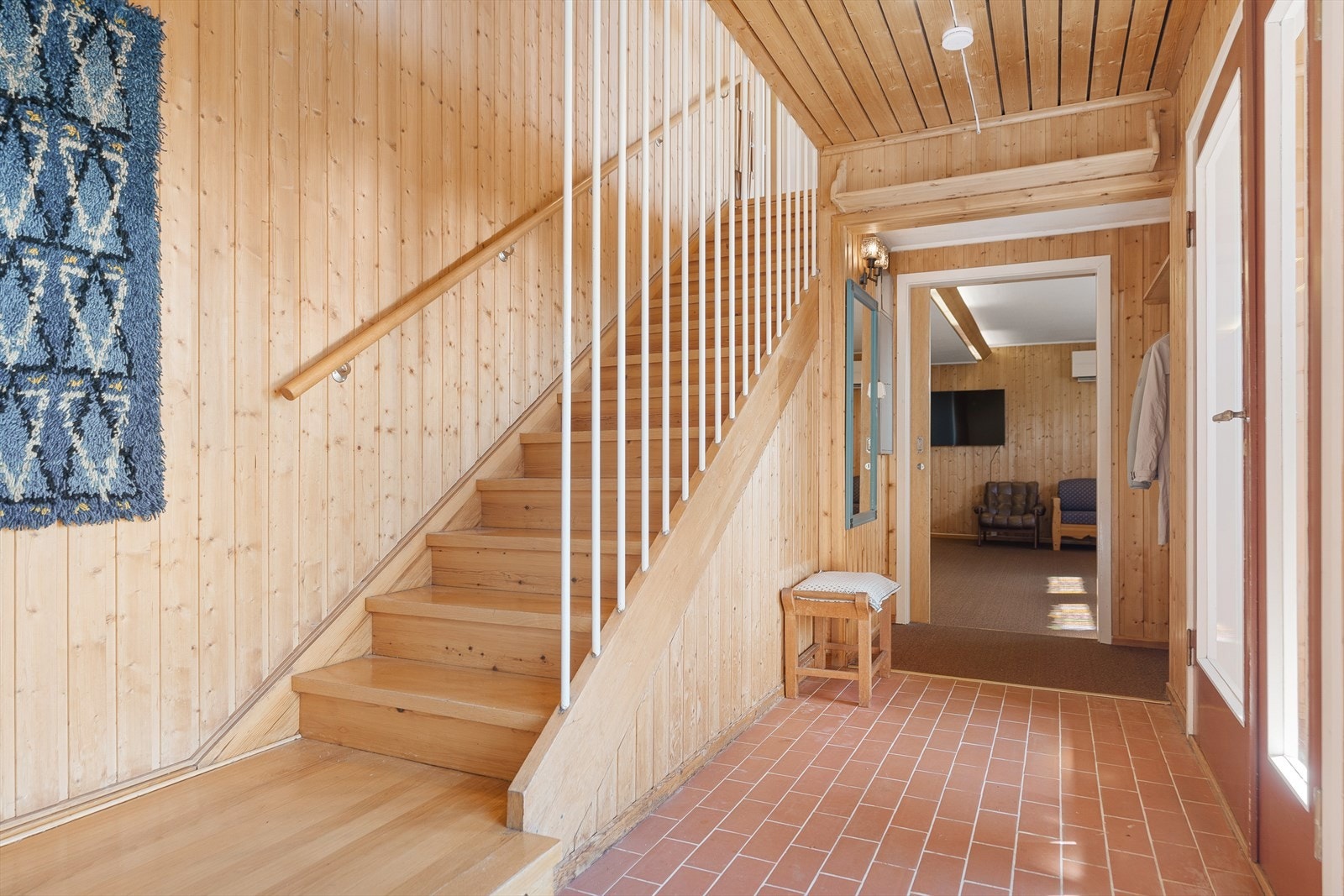 Romslig gang/trapperom på snaue 10 kvm. Varmekabler i gang/trapperom og tv-rom i 1.etasje, samt på bad i hovedetasje. Galleribilde