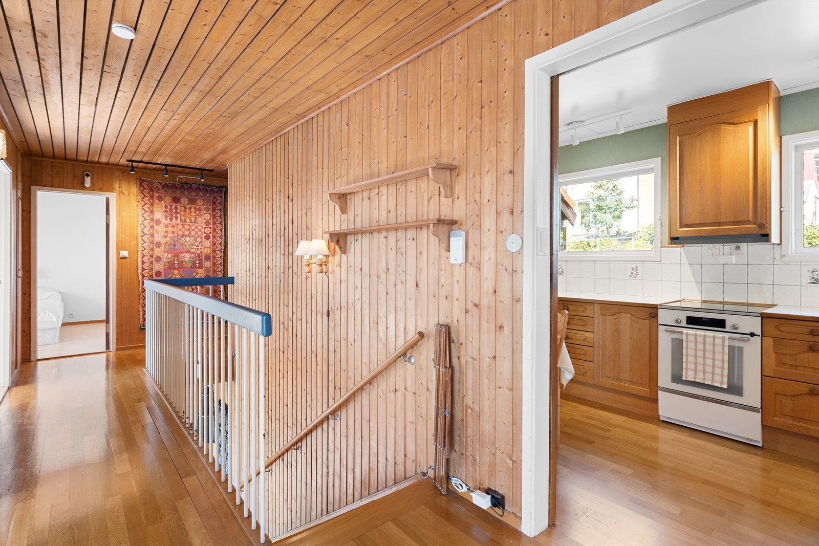 Gang/trapperom hovedetasje. Luke opp til koffertloft med meget gode oppbevaringsmuligheter. Galleribilde