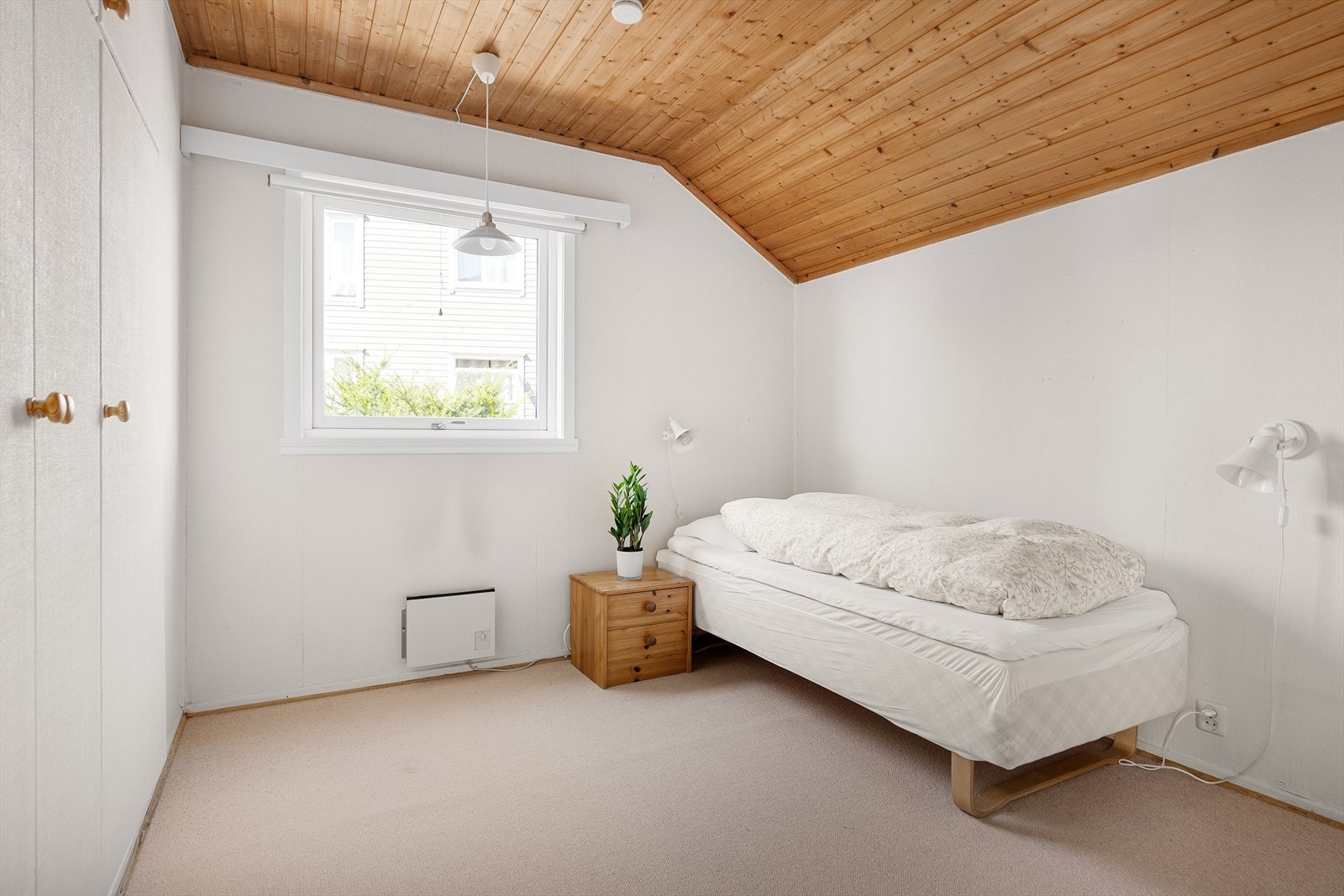 Boligen har 4 soverom, alle samlet i hovedetasjen og hvor størrelsen er henholdsvis 6,2 kvm, 6,9 kvm, 10,8 kvm og 14,5 kvm. Galleribilde