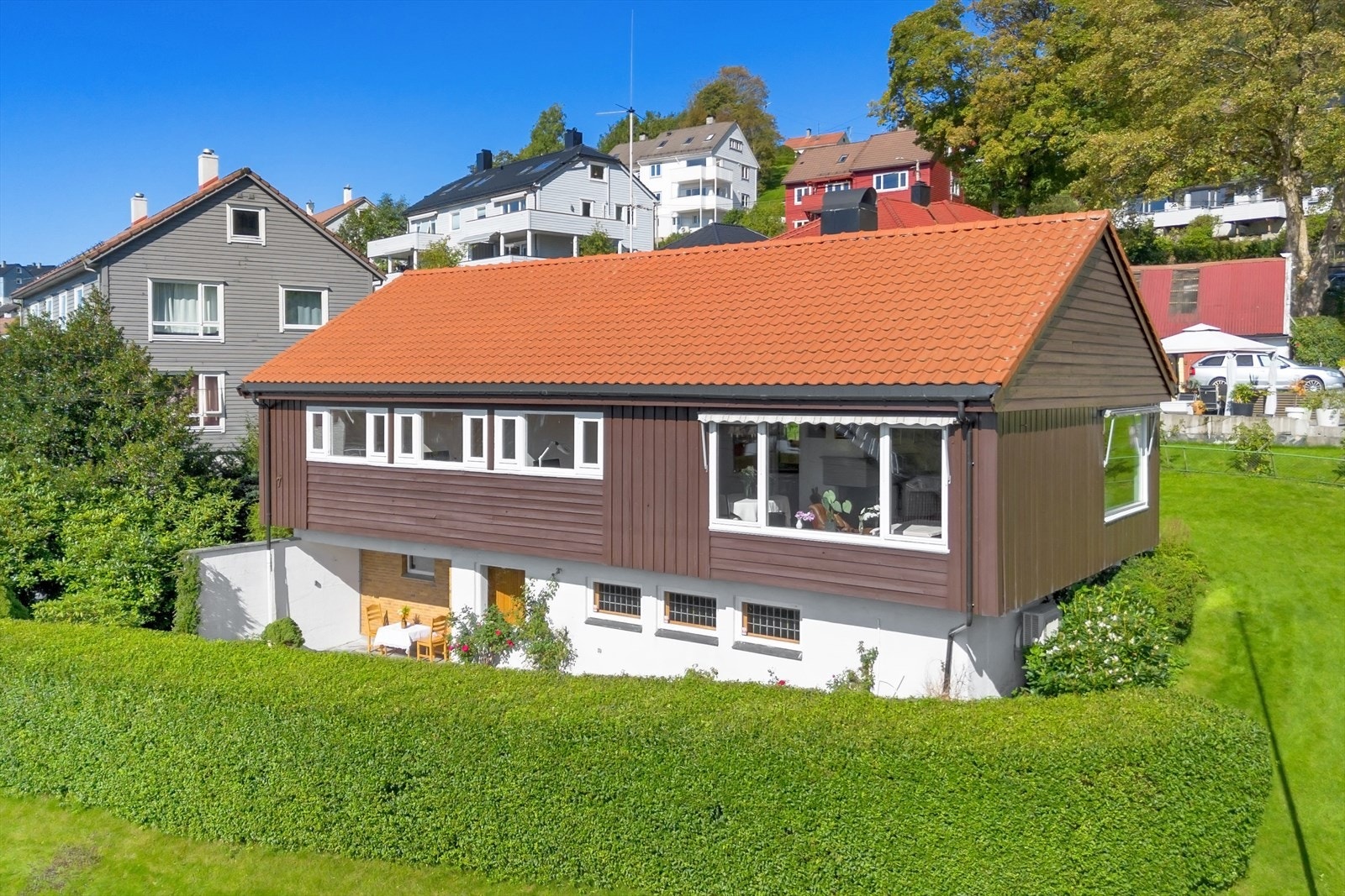 Eneboligen ble oppført i 1964, har vært i familiens eie siden da går over to plan + koffertloft og har BRA-i på 197 kvm. Galleribilde