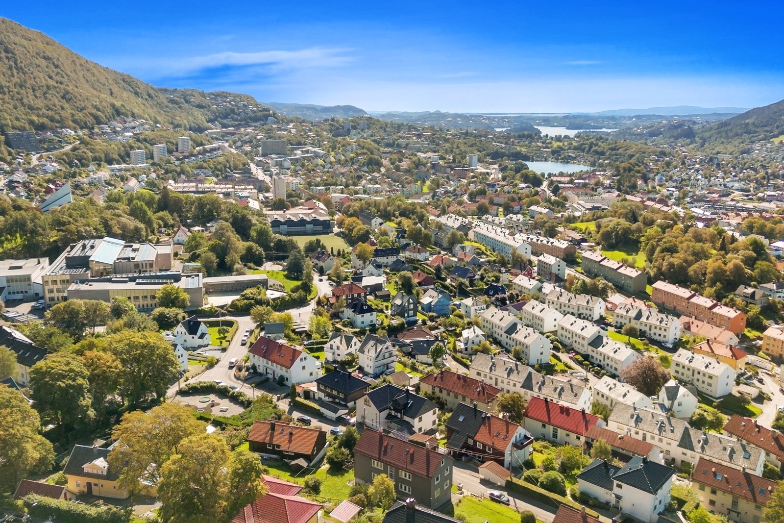Med kun få minutters gang til bl.a. Landås Skole, Landåsbanen og Landåshallen, går også hverdagens logistikk fint opp. Galleribilde