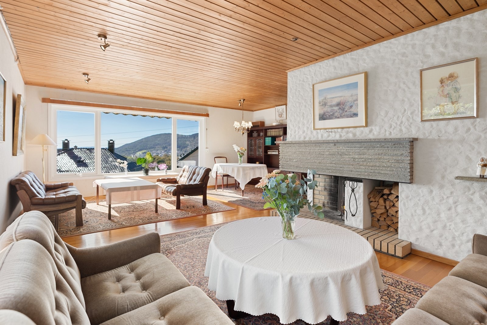 I andre etasje og hovedetasjen finner man stuen som er på behagelige 35,5 kvm, med god plass til både salong, tv - møbler og flere sittegrupper. Galleribilde