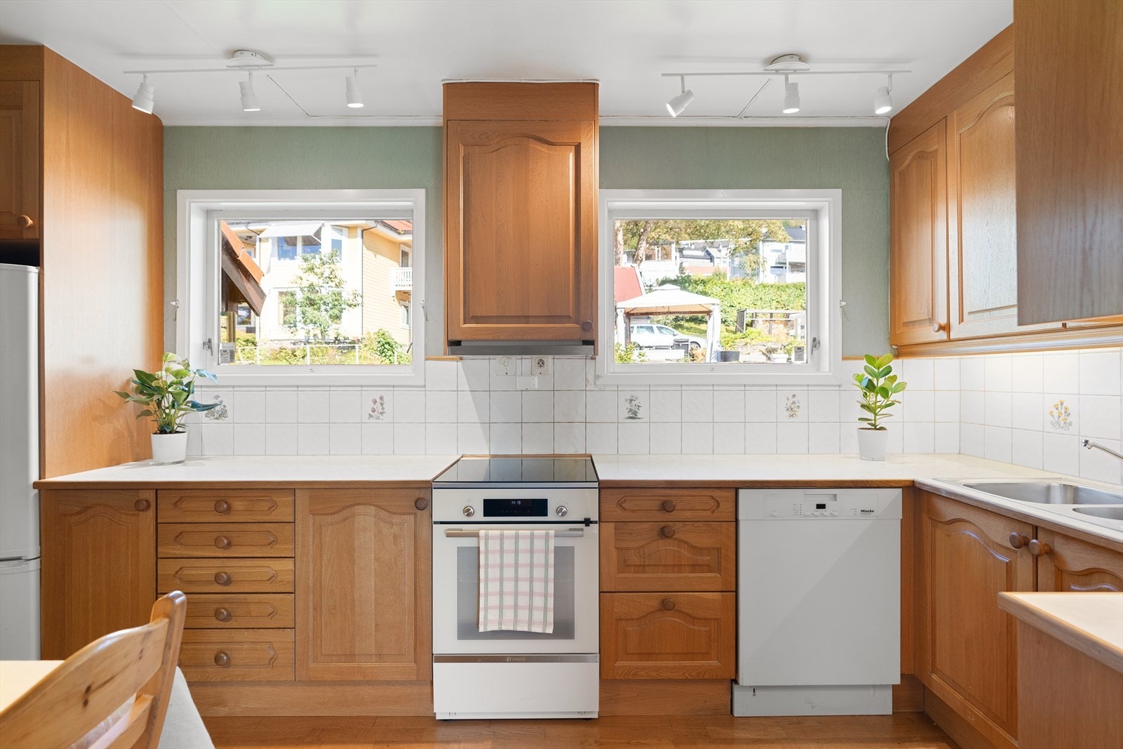 Kjøkken fra 1997 (Bolett Baroni natur eik) med profilerte eikefronter og takhøy innredning. Laminat m/eikelist i front benkeplate, stål vaskekum, ventilator og opplegg for oppvaskmaskin. Galleribilde