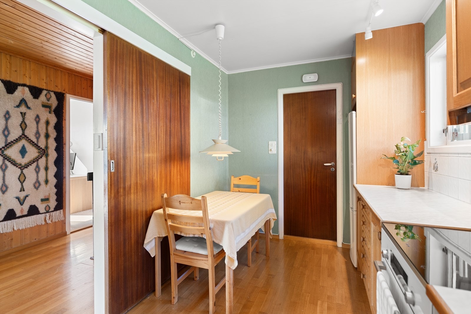 Videre inngang til praktisk vaskerom og matbod, som fører videre ut i bakhage. Galleribilde