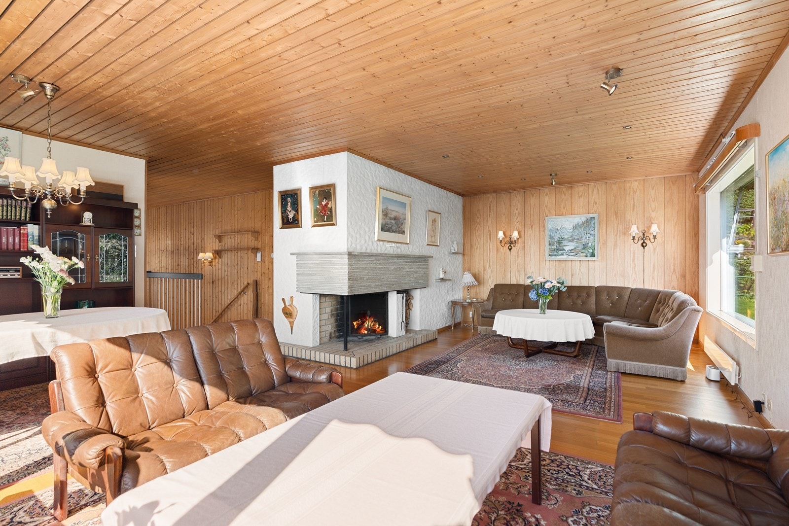 Pipe i murkonstruksjoner (teglsteinspipe). Ildsted i stue, både rentbrennende peisovn med glassfront og åpen peis. Galleribilde