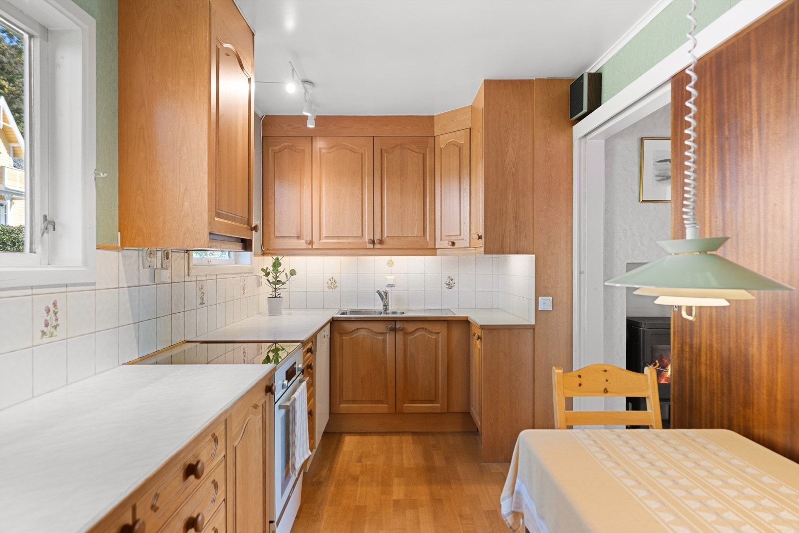 Medfølgende hvitevarer: Komfyr m/platetopp m/induksjon (Bosch, fra 2023), oppvaskmaskin (Miele, eldre modell), kjøleskap/frys (Whirlpool, eldre modell). Galleribilde