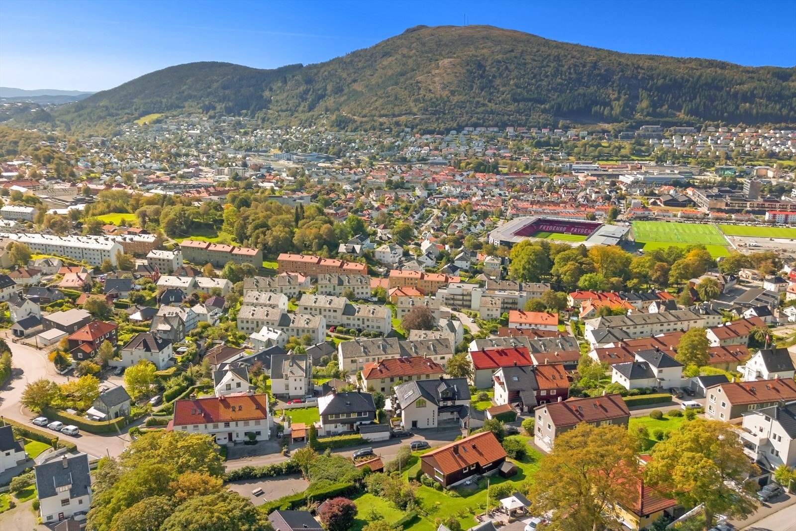 Ca. 7 min å gå til Landåstorget, ca. 15 min. til Brann Stadion og Nymarksanlegget, snarvei ned til Haukeland Sykehus. Galleribilde