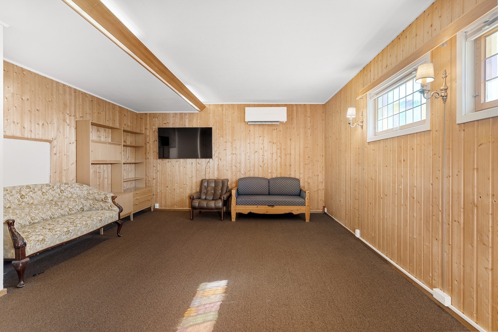 Kjellerstuen på hele 26,2 kvm - helt perfekt når barna vokser til. Varmepumpe ble montert i 2019. Galleribilde