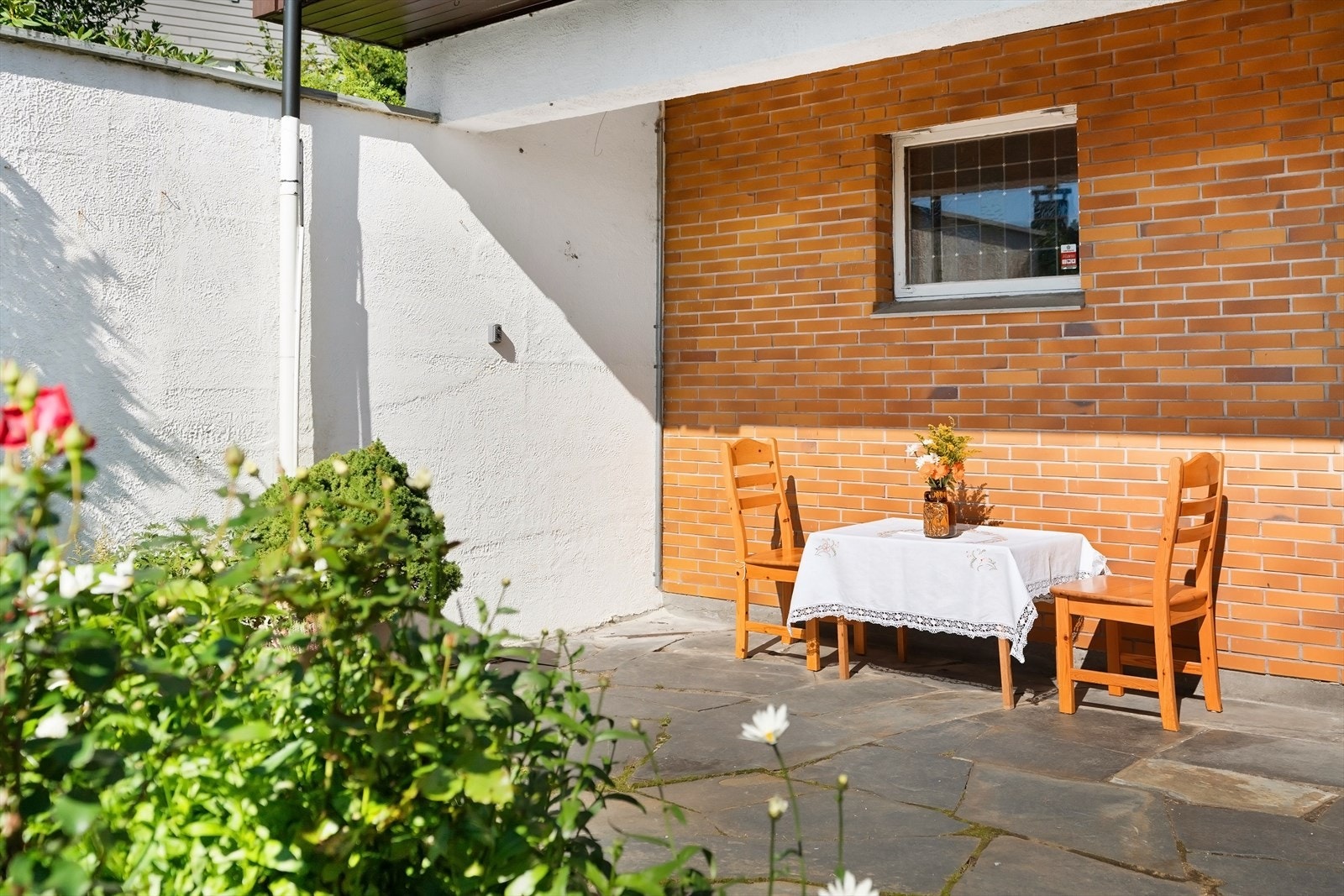 Lun, skjermet og solrik krok ved inngangspartiet. Galleribilde