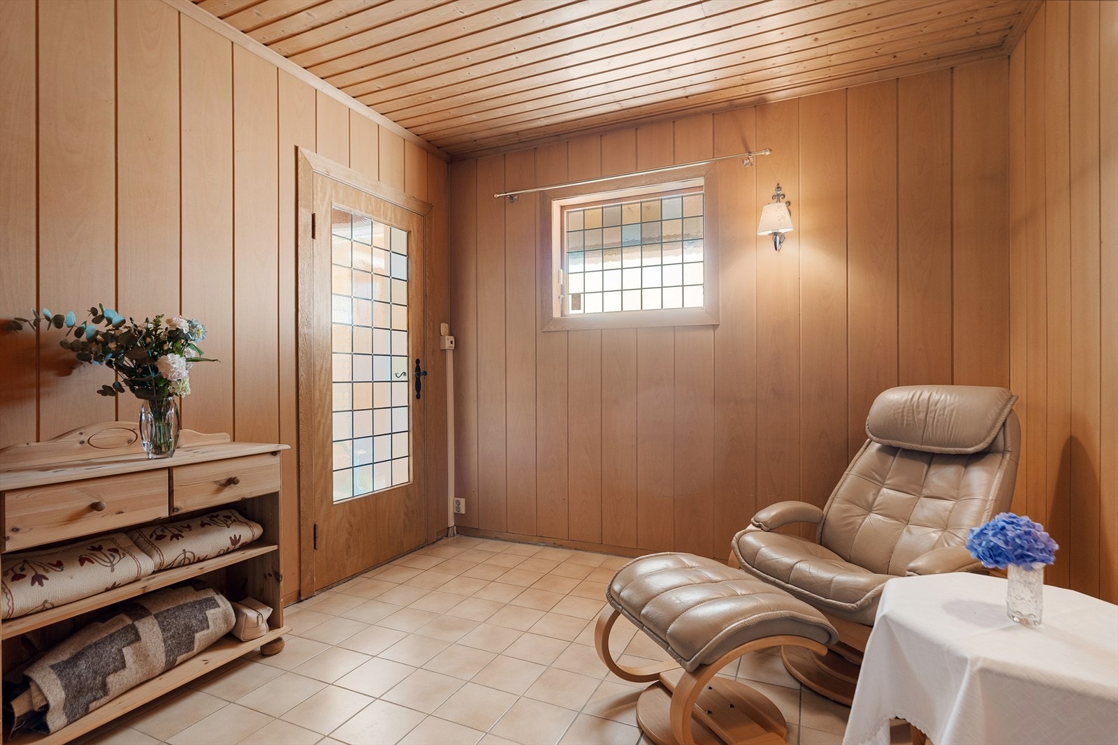 I 1.etasje er det fra gammelt av også eget TV-rom på 10,2 kvm. Galleribilde