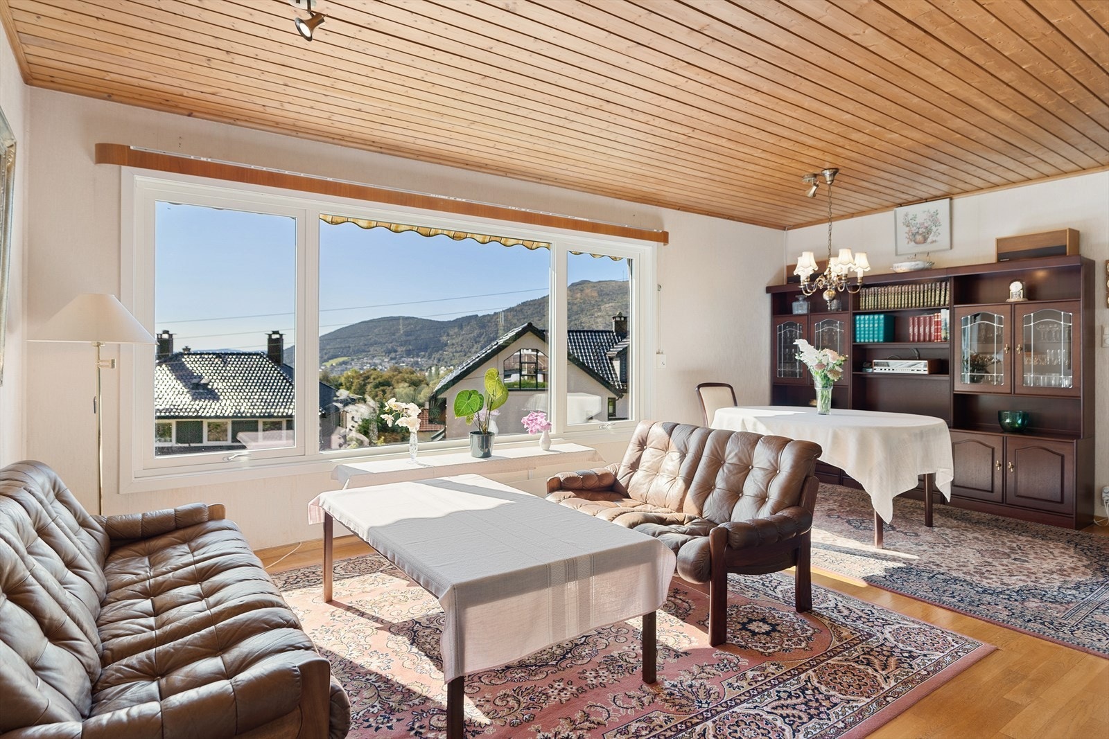 Store vinduer langs hele denne fasaden som gir flott utsikt og fine lysforhold inn i boligen. Galleribilde