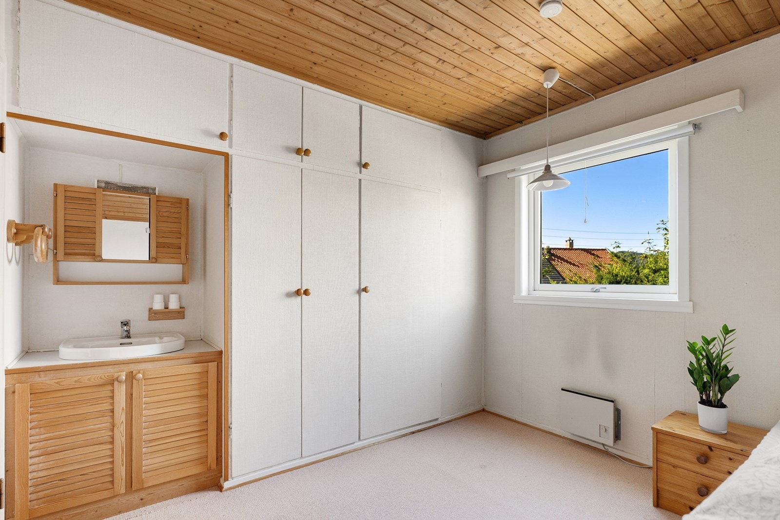 Ene soverommet med vask og enkel møblement, samt god garderobeplass. Galleribilde