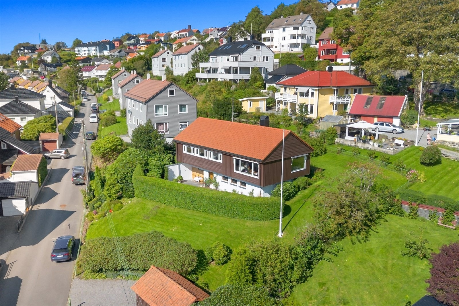 I et veletablert og svært populært nabolag, like ved gamle Lærerhøyskolen, midt i beste solsiden på Landås, her finner vi Lægdene 7. Galleribilde