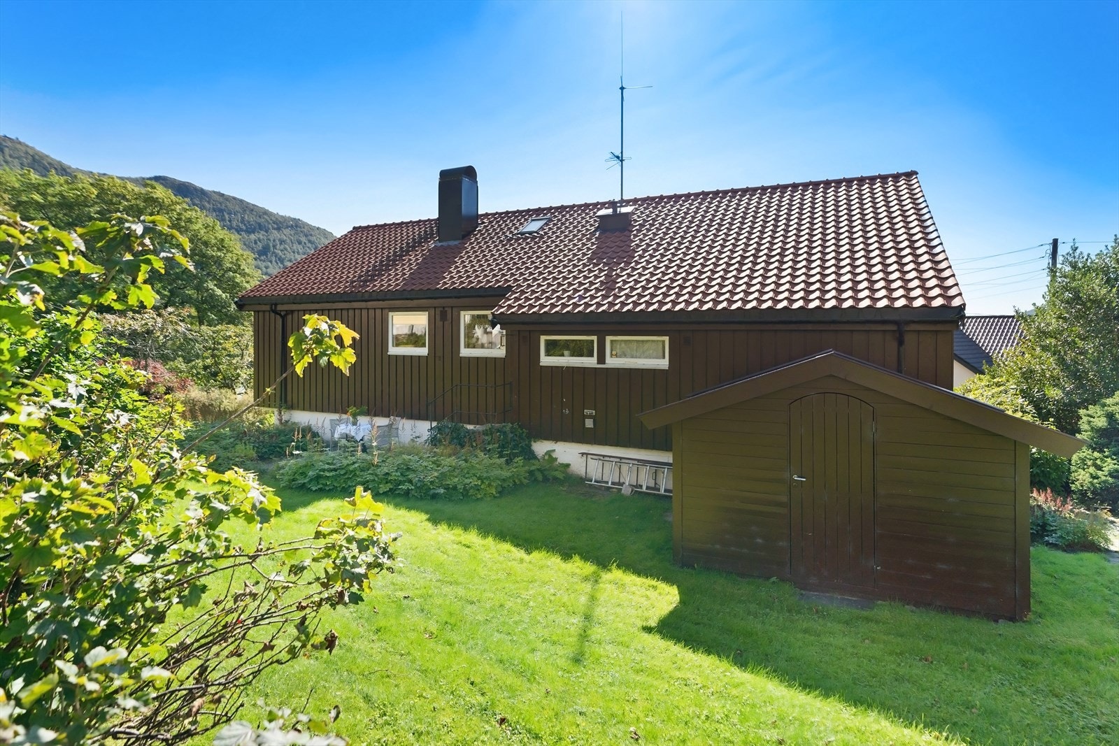 Meget solrik tomt med sol fra tidlig morgen (her på baksiden), til langt på kveld i front av boligen. På tomten er det også et uthus/redskapshus med god lagringsplass. Galleribilde