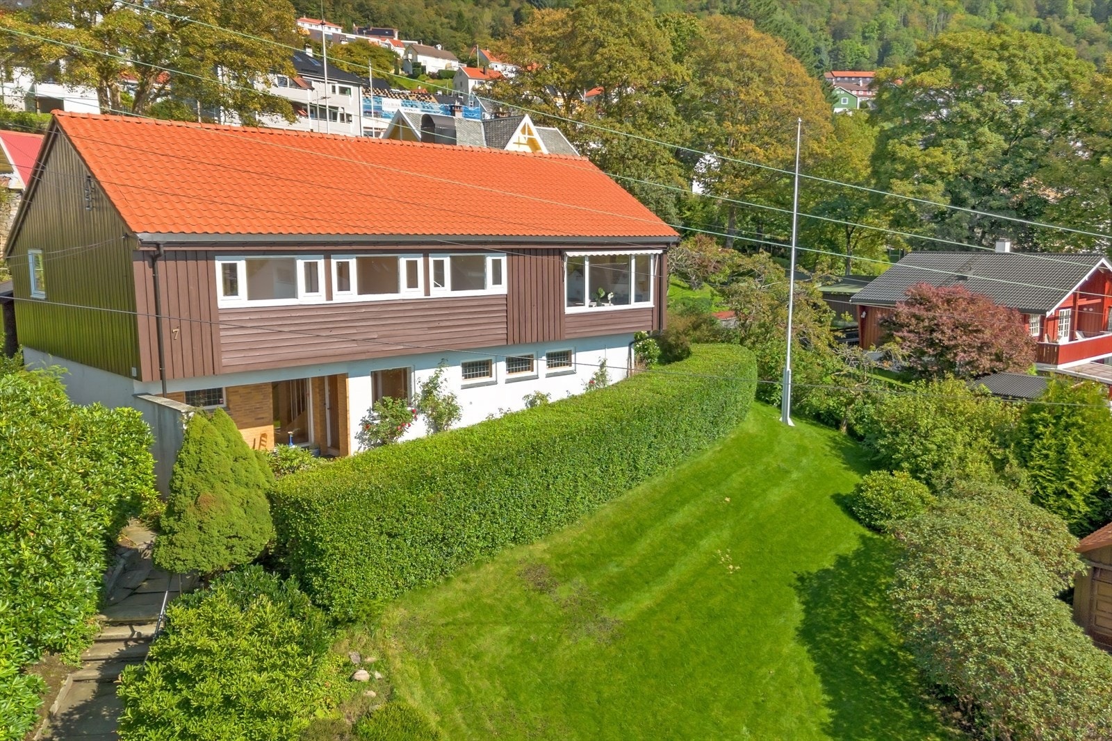 Foruten naturlige trær i ulike fasonger har selger gjennom mange år laget et fyrverkeri av en blomsterdekorasjon. Her er en paljett av frodige og fargerike blomster i kjente og ukjente varianter, et fantastisk skue. Galleribilde