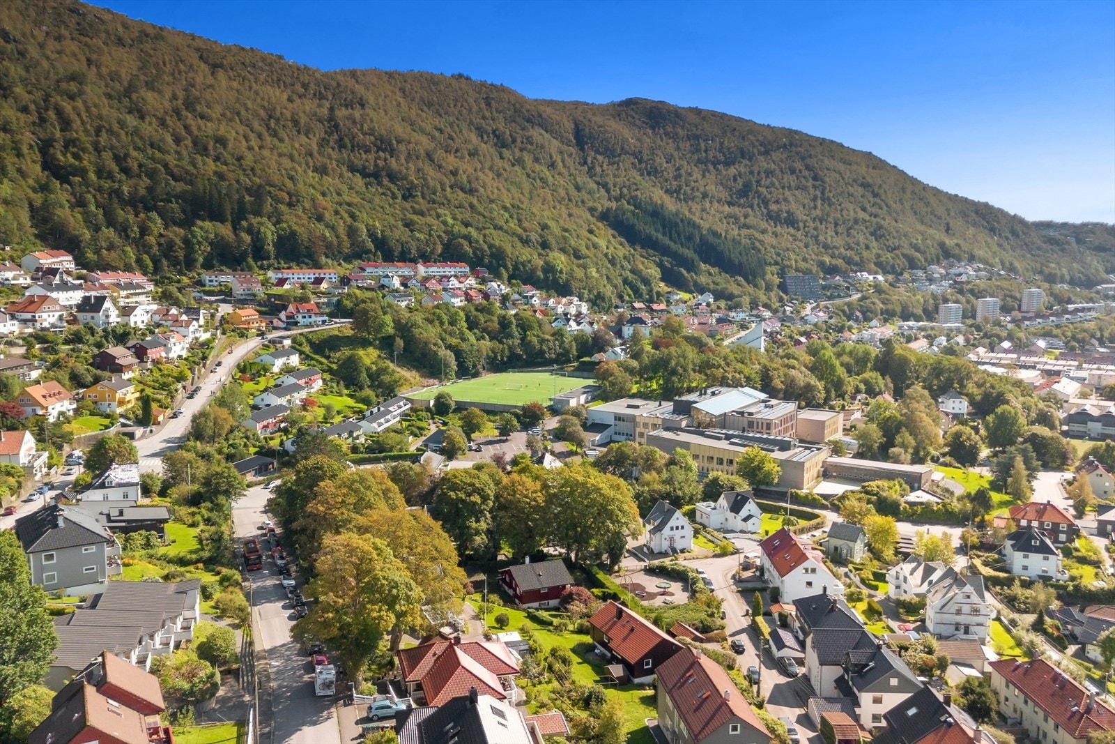 Mange fine turløyper, med kort vei til Montana og videre opp Ulriken. I nærområdet finner man nærbutikk, Den internasjonale barnehagen i Sollien, nye Sollien Barnehage og busstopp for linje 12. Også svært gode bussforbindelser fra Nattlandsveien. Galleribilde