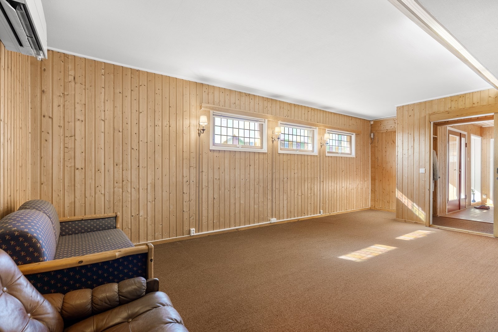 Fra kjellerstue er det videre inngang til stort kjellerrom/bordareal på hele 29,2 kvm. Også gode oppbevaringsmuligheter på koffertloft. Galleribilde