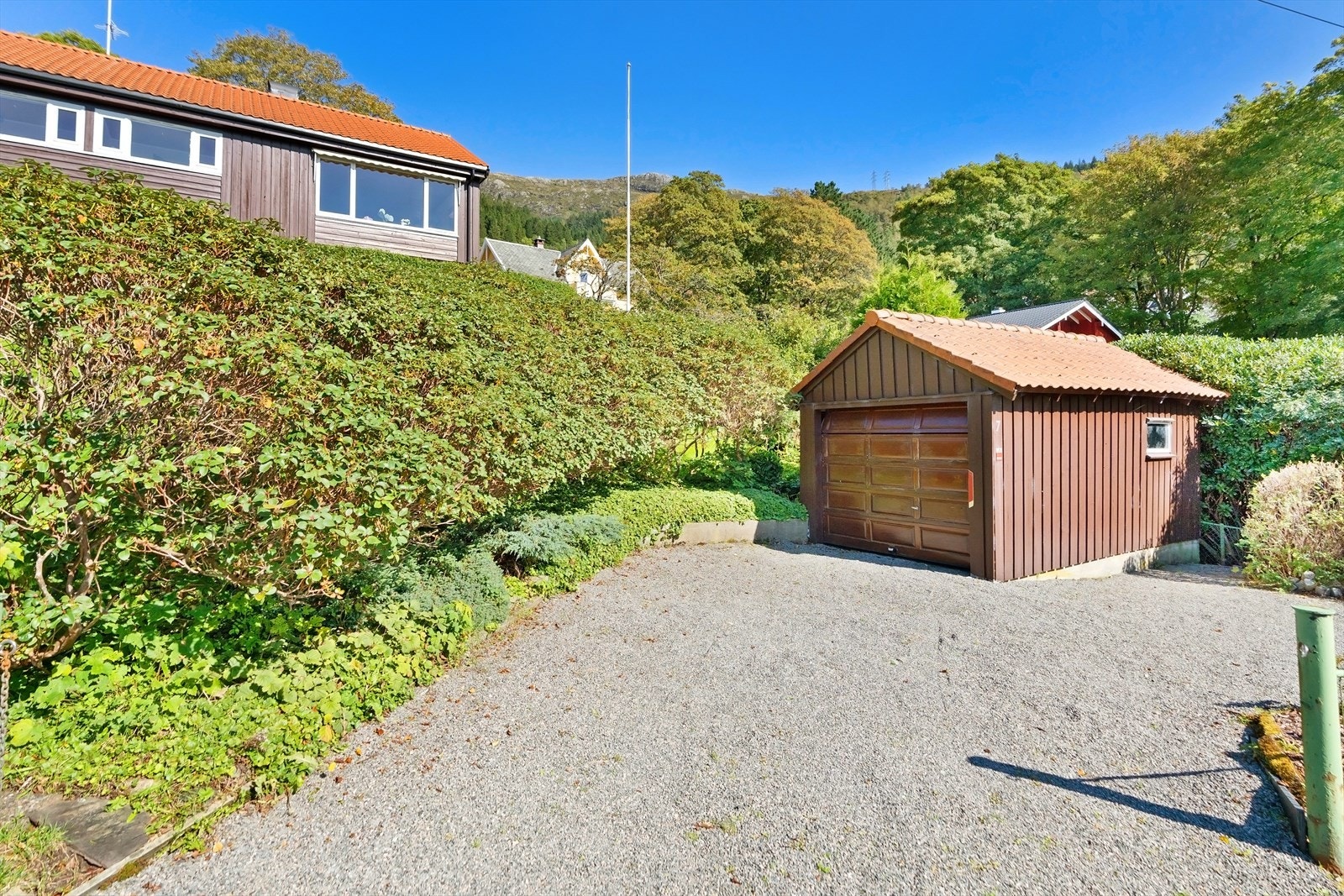 Egen parkering i garasje er jo ren luksus i dette området. Samt biloppstillingsplass til ytterligere 2 biler. Galleribilde