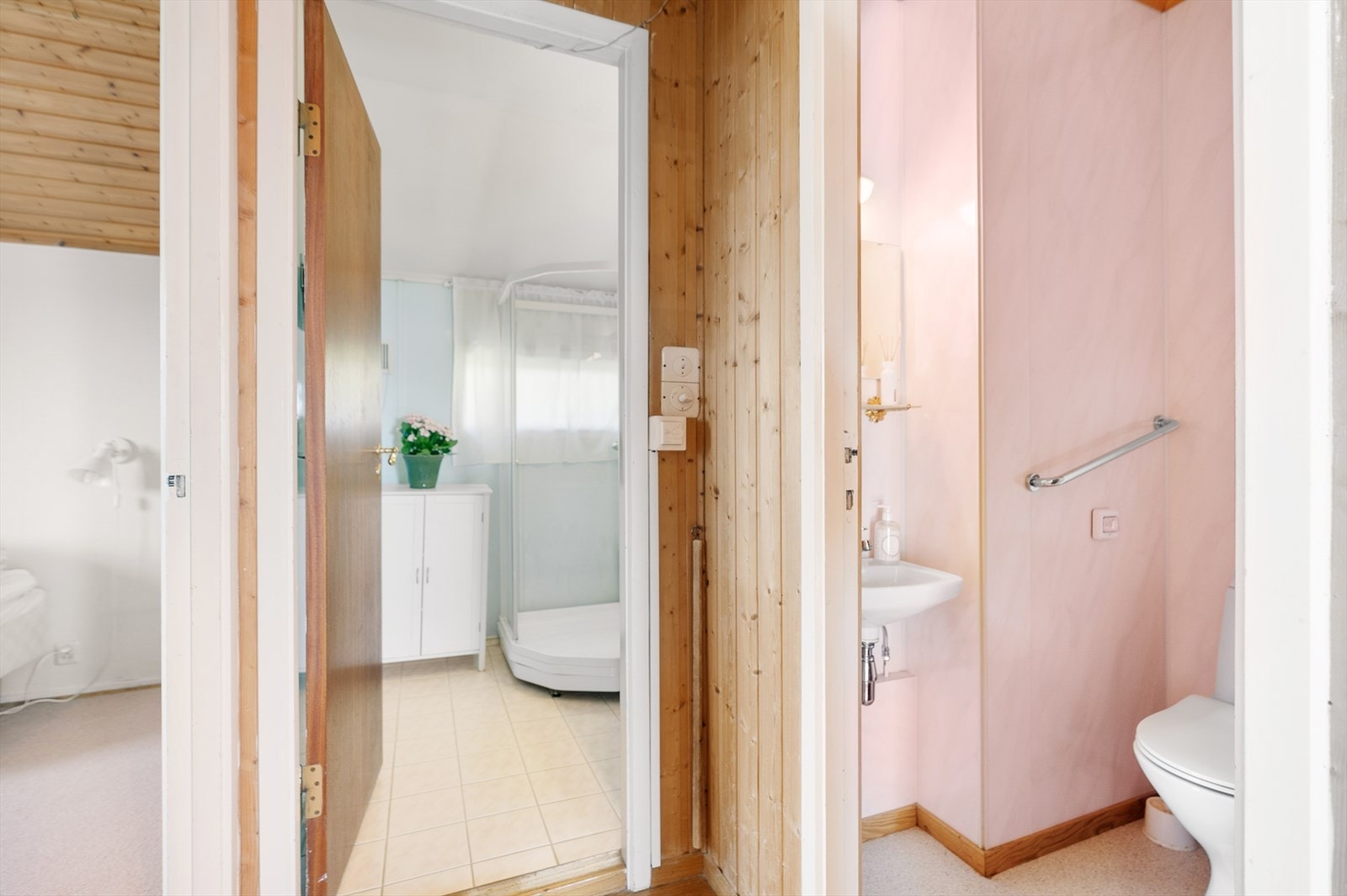 Toalettrom med vinylbelegg på gulv, baderomsplater på vegger og malt platekledning i himling. Inneholder: Servant, speil/belysning og toalett. El.avtrekksventil i himling. Galleribilde