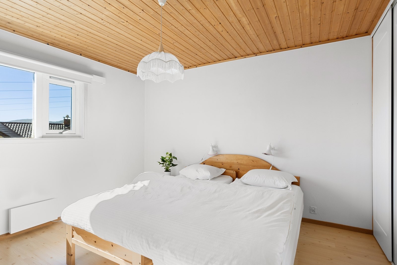 Hovedsoverom med tilhørende skyvedørsgarderobe i bakkant. Galleribilde