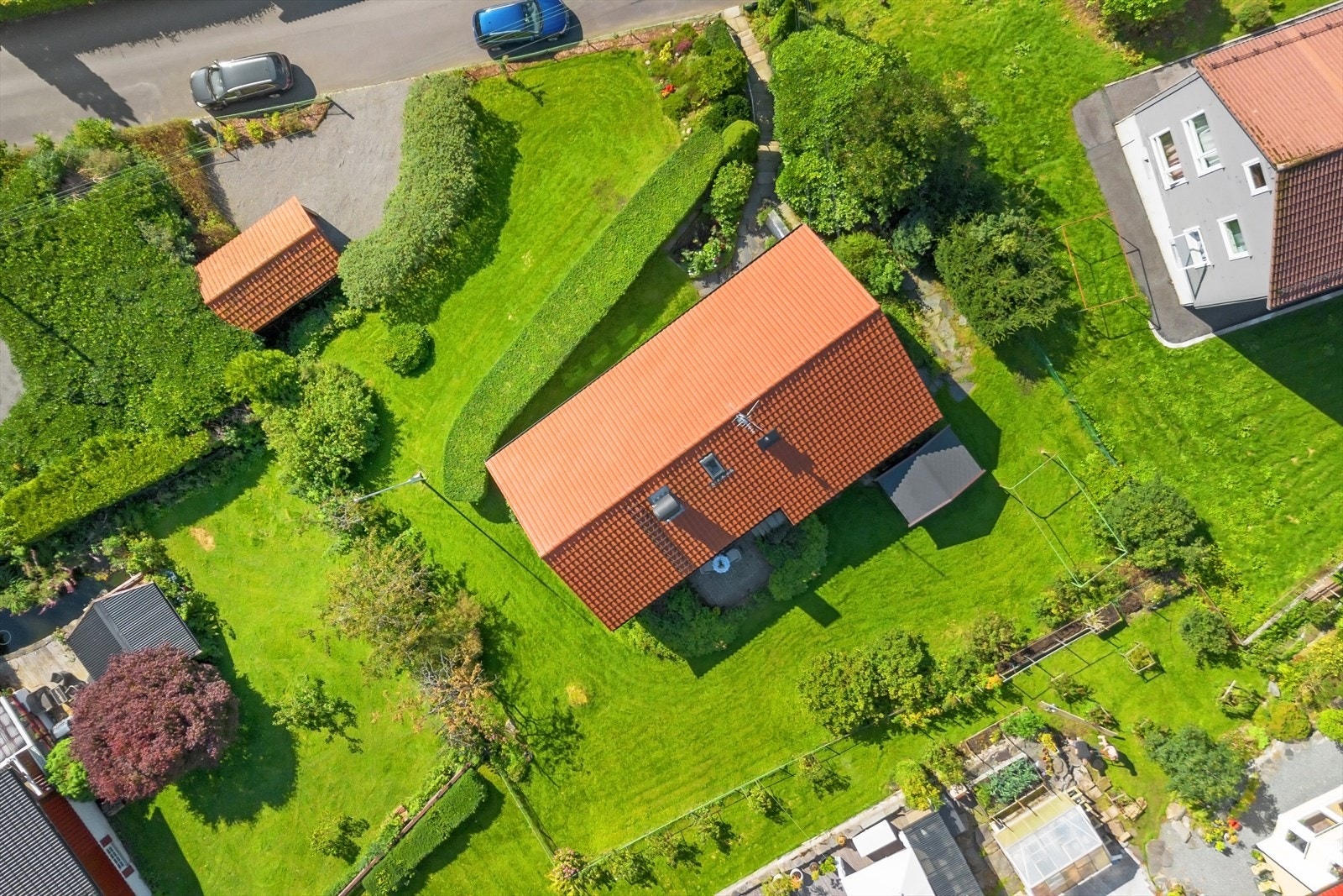 En stor, grønn og velfrisert eiendom omkranser huset og gir god avstand til neste nabo. Galleribilde