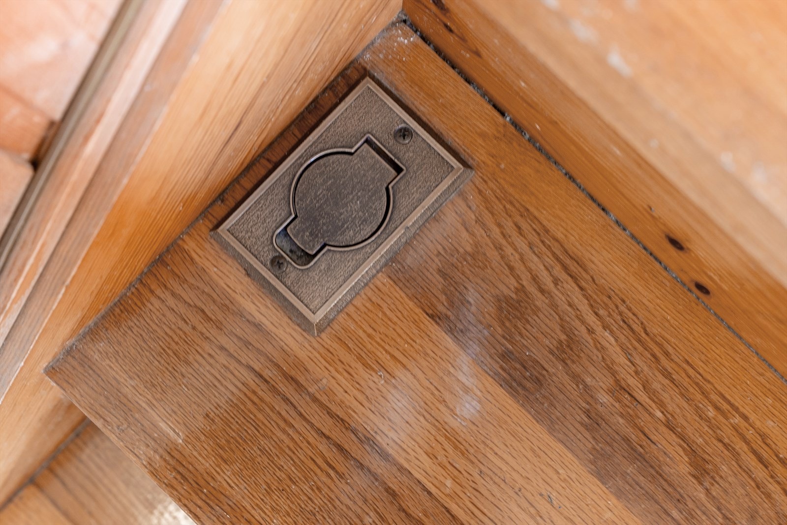 Boligen har sentralstøvsuger med to uttak. Plassbygd tretrapp med lukkede trinn (heltre eik) Rekkverksspiler i stål. Det er gode oppbevaringsmuligheter i kott under trapp. Galleribilde